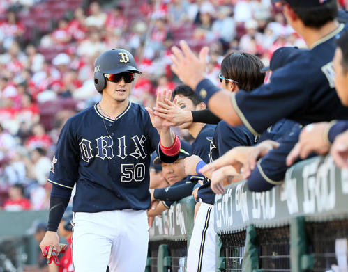 広島対オリックス　10回表オリックス2死三塁、中川圭太の適時二塁打で生還する小田裕也（撮影・栗木一考）