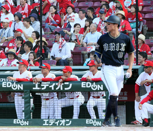 10回表オリックス2死三塁、福田の適時三塁打で生還する後藤（右）とベンチの緒方監督（左から3人目）（撮影・栗木一考）