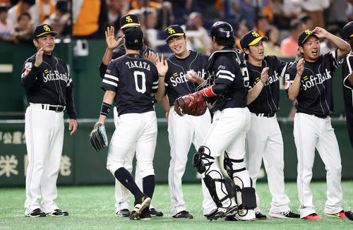 巨人対ソフトバンク　2年ぶりの勝利で、交流戦Vを果たした和田（中央）はウイニングボールを受け取り笑顔でナインとハイタッチ。左は工藤監督（撮影・浅見桂子）