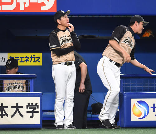 7回表日本ハム攻撃終了、選手交代を告げる栗山英樹監督（撮影・森本幸一）