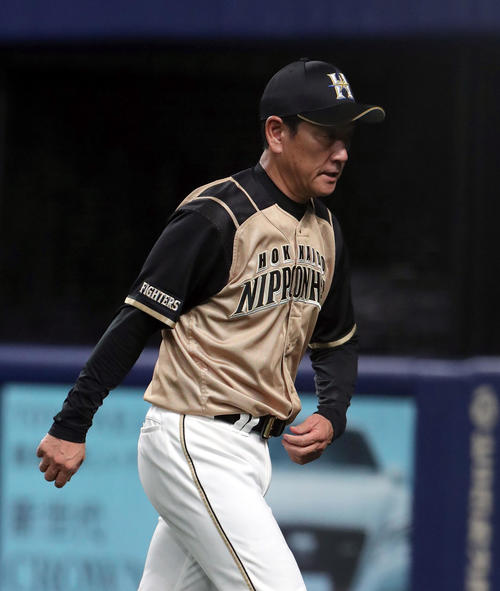 中日対日本ハム　選手交代を告げベンチに戻る日本ハム栗山監督（撮影・佐藤翔太）