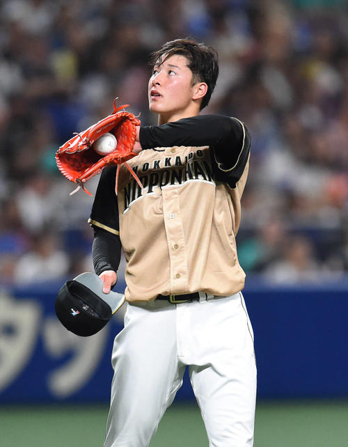 中日対日本ハム　3回裏中日1死一塁、高橋に適時二塁打を打たれ汗を拭く吉田輝（撮影・森本幸一）
