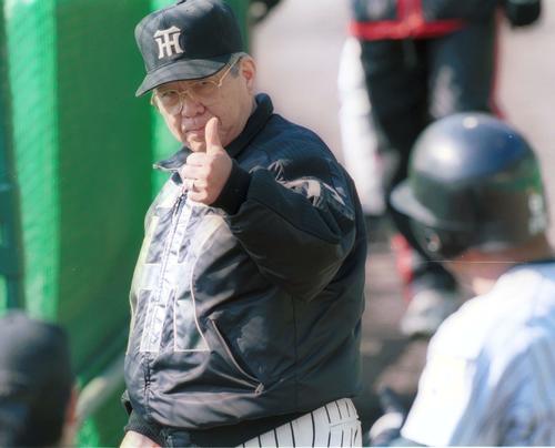01年2月、サムアップポーズをする阪神監督時代の野村克也氏