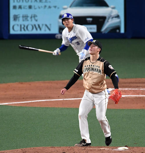 中日対日本ハム　1回裏中日無死二、三塁、高橋に右犠飛を打たれ打球の方向を見る吉田輝（撮影・前岡正明）