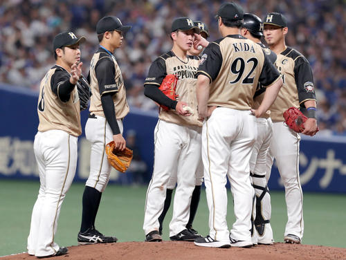 中日対日本ハム　マウンドに集まる日本ハムナイン。中央は吉田輝（撮影・佐藤翔太）