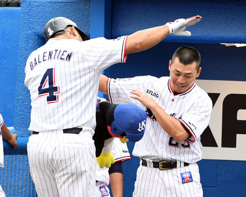 ヤクルト対ロッテ　1回裏ヤクルト2死、右越えソロ本塁打を放ったバレンティン（手前）とポーズを決める青木（撮影・滝沢徹郎）