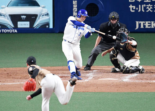 中日対日本ハム　3回裏中日1死一塁、高橋は中越え適時二塁打を放つ。投手は吉田輝（撮影・前岡正明）