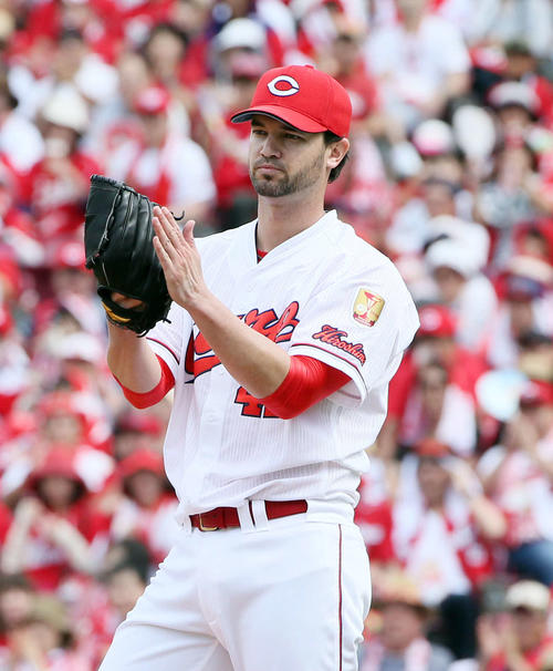 広島対オリックス　7回表オリックス1死、上本崇司の好守に喜ぶクリス・ジョンソン（撮影・栗木一考）