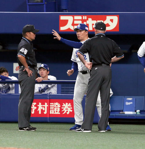 中日対日本ハム　審判にジェスチャーを交えながら抗議する中日与田監督（撮影・佐藤翔太）