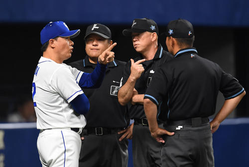 中日対日本ハム　4回裏中日1死三塁、与田監督は平田の三ゴロで本塁突入した松井雅のアウト判定に抗議する（撮影・森本幸一）