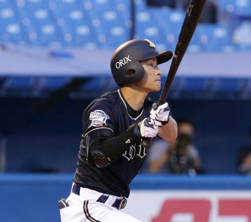 ヤクルト対オリックス　1回表オリックス無死、先頭打者本塁打を放つ福田（撮影・中島郁夫）