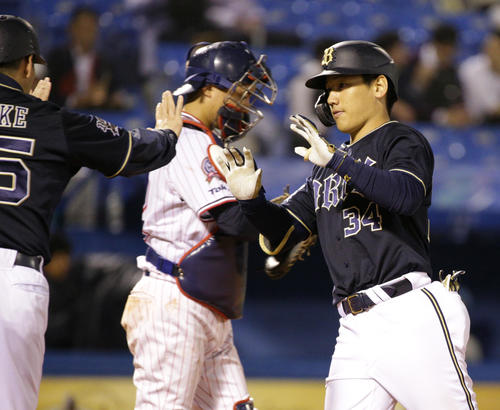 ヤクルト対オリックス　7回表オリックス1死、本塁打を放ち佐竹コーチ（左）の出迎えを受ける吉田正。捕手中村（撮影・中島郁夫）