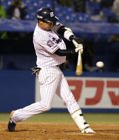 ヤクルト対オリックス　8回裏ヤクルト無死、本塁打を放つヤクルト山田哲（撮影・中島郁夫）