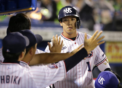ヤクルト対オリックス　8回裏ヤクルト無死、本塁打を放ち仲間の出迎えを受ける山田哲（撮影・中島郁夫）