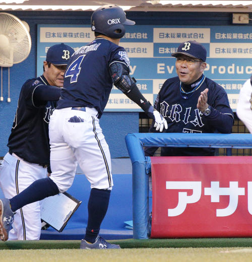 ヤクルト対オリックス　1回表オリックス無死、先頭打者本塁打を放った福田（左）を出迎える西村監督（撮影・中島郁夫）