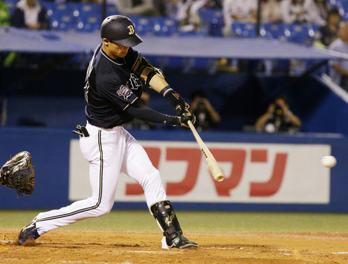ヤクルト対オリックス　5回表オリックス2死三塁、適時打を放つ中川（撮影・中島郁夫）