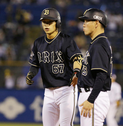 ヤクルト対オリックス　5回表オリックス2死三塁、適時打を放ち佐竹コーチ（右）とタッチする中川（撮影・中島郁夫）
