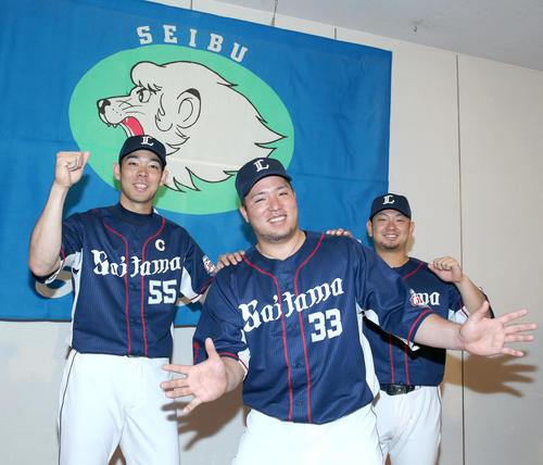 マイナビオールスターゲーム2019に選出され、喜びの「どすこいポーズ」を決める、左から秋山翔吾、山川穂高、森友哉（撮影・上山淳一）