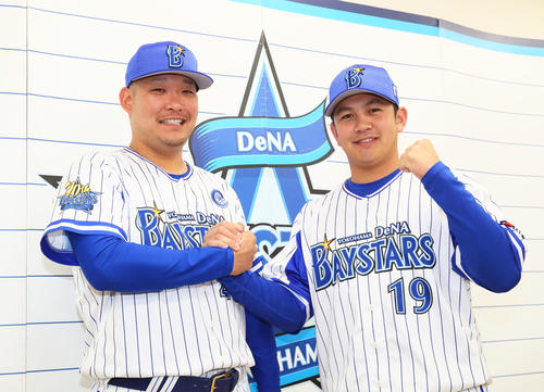 オールスターに選出され笑顔を見せるDeNAの筒香（左）と山崎（撮影・足立雅史）