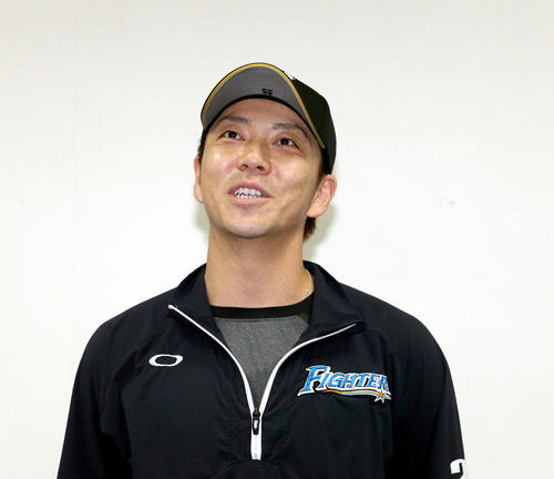 マイナビオールスターゲーム2019のファン投票中継ぎ部門に選出され笑顔で囲み取材に応じる日本ハム宮西（撮影・佐藤翔太）　　
