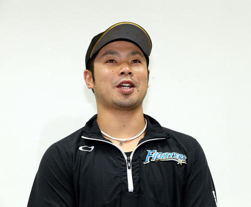 マイナビオールスターゲーム2019のファン投票DH部門に選出され笑顔で囲み取材に応じる日本ハム近藤（撮影・佐藤翔太）　　