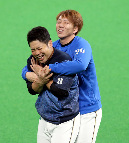 練習中じゃれ合う日本ハム近藤と宮西（右）（撮影・佐藤翔太）　　