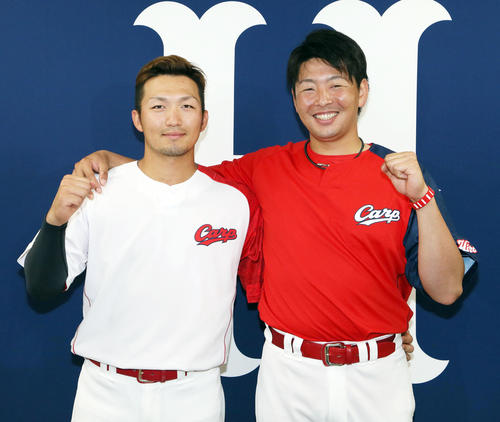 オールスターにファン投票で選出され笑顔を見せる広島の大瀬良大地（右）と鈴木誠也（撮影・栗木一考）