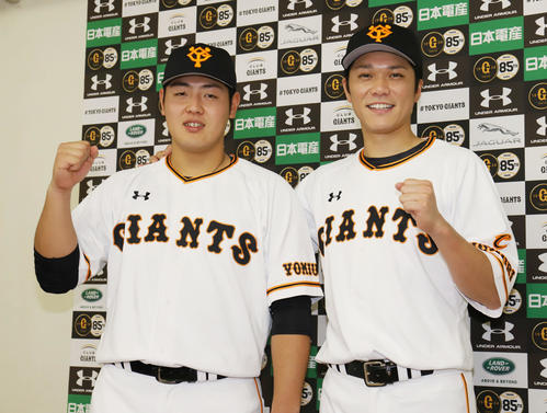 「マイナビオールスターゲーム2019」に選出され笑顔で写真に納まる巨人岡本（左）と坂本勇（撮影・垰建太）