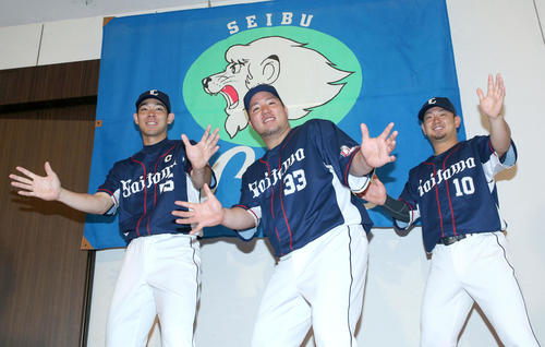 マイナビオールスターゲーム2019に選出され、喜びの「どすこいポーズ」を決める、左から秋山翔吾、山川穂高、森友哉（撮影・上山淳一）