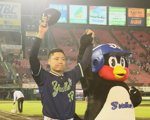 ヤクルト中村悠平とつば九郎(2019年6月13日)