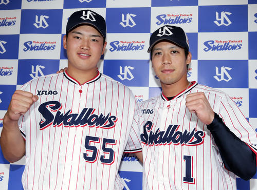オールスターに選出され会見を行ったヤクルト村上（左）と山田哲（撮影・中島郁夫）