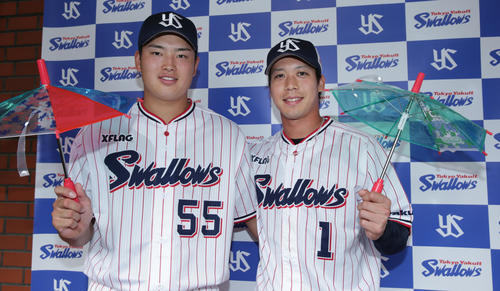 オールスターに選出され会見を行ったヤクルト村上（左）と山田哲（撮影・中島郁夫）