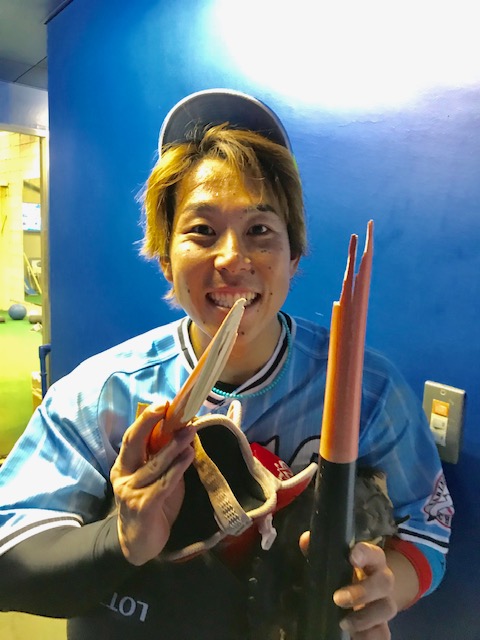 6月16日の中日戦で大逆転サヨナラ打を放ったロッテ鈴木。折れたバットはラッキー7神社のご神体に