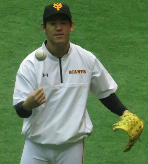 キャッチボール中に笑顔を見せる巨人桜井（撮影・桑原幹久）