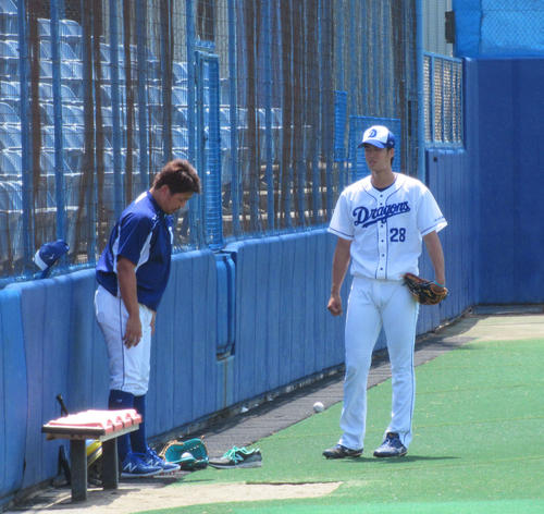 松坂から直接指導を受ける中日梅津（撮影・伊東大介）