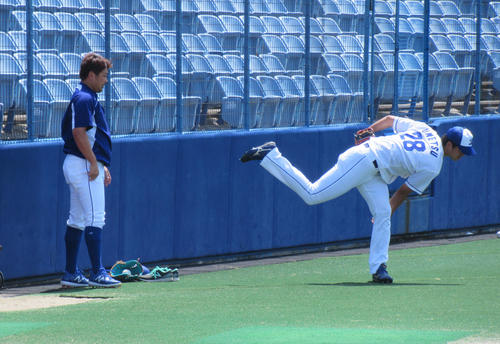 松坂から直接指導を受ける中日梅津（撮影・伊東大介）