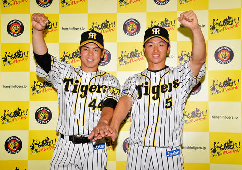 ファン投票で球宴に選出され、ポーズを決める梅野（左）と近本（撮影・清水貴仁）