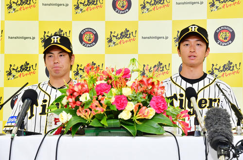 球宴にファン投票で選出され会見を行う梅野（左）と近本（撮影・清水貴仁）