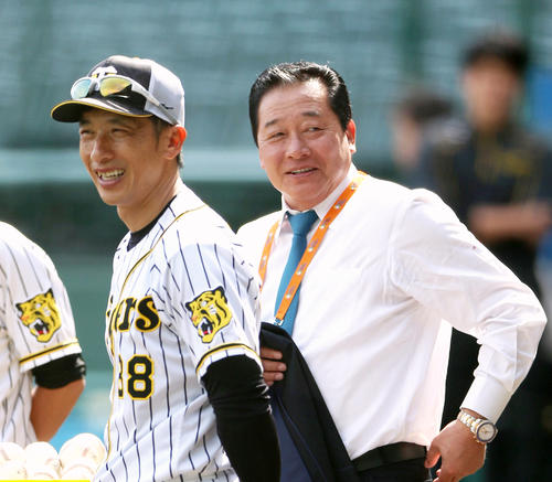 矢野燿大監督（左）と談笑する梨田昌孝氏