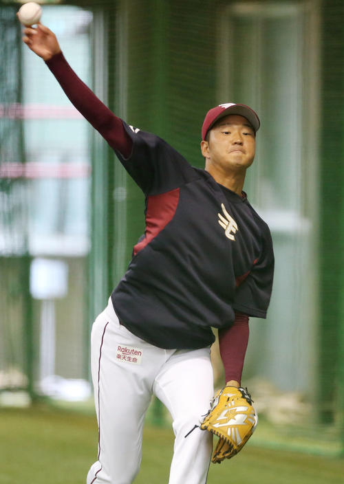 広島戦が雨天中止となり、室内練習場でキャッチボールをする楽天菅原（撮影・狩俣裕三）