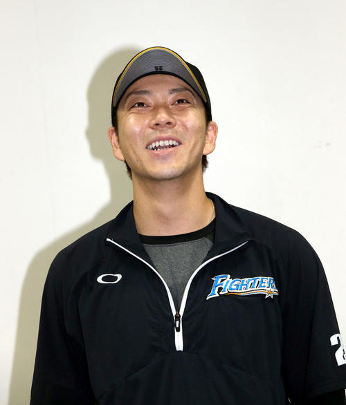 マイナビオールスターゲーム2019のファン投票中継ぎ部門に選出され笑顔で囲み取材に応じる日本ハム宮西（撮影・佐藤翔太）　　