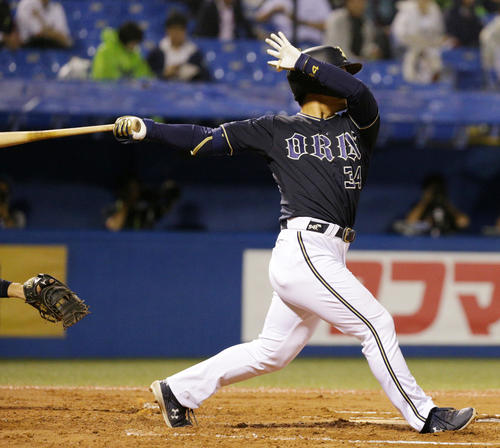 ヤクルト対オリックス　7回表オリックス1死、本塁打を放つ吉田正（撮影・中島郁夫）