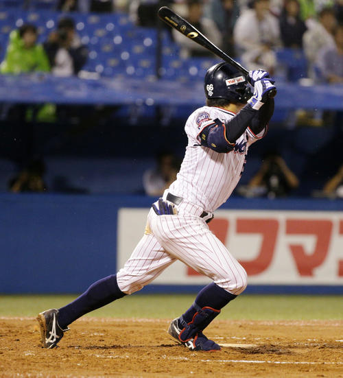ヤクルト対オリックス　7回裏ヤクルト1死三塁、適時打を放つ吉田（撮影・中島郁夫）