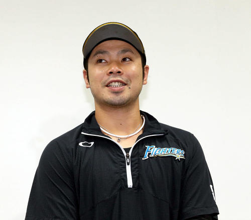 マイナビオールスターゲーム2019のファン投票DH部門に選出され笑顔で囲み取材に応じる日本ハム近藤（撮影・佐藤翔太）　　