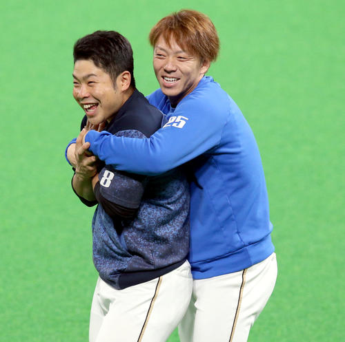 練習中じゃれ合う日本ハム近藤と宮西（右）（撮影・佐藤翔太）　　
