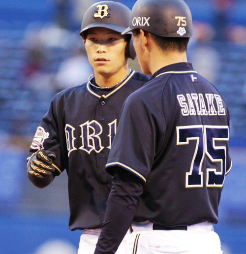 ヤクルト対オリックス　1回表オリックス2死一塁、中前打を放ち佐竹コーチ（右）とタッチする中川（撮影・中島郁夫）