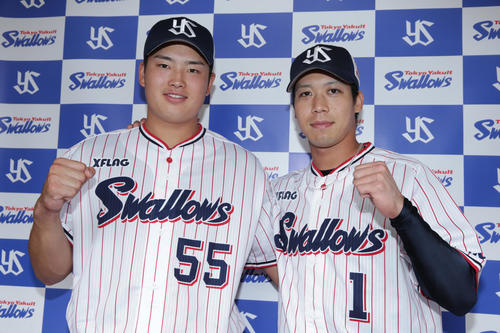 オールスターに選出され会見を行ったヤクルト村上（左）と山田哲（撮影・中島郁夫）