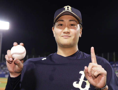 ヤクルト対オリックス　移籍後初勝利を挙げ、勝利球を手にポーズを決めるオリックス竹安（撮影・中島郁夫）
