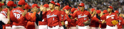 楽天対広島 試合後、勝利を分かち合う鈴木(中央)ら広島の選手たち(撮影・狩俣裕三)