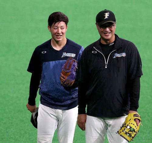 木田コーチ（右）と笑顔で話す日本ハム吉田輝（撮影・黒川智章）